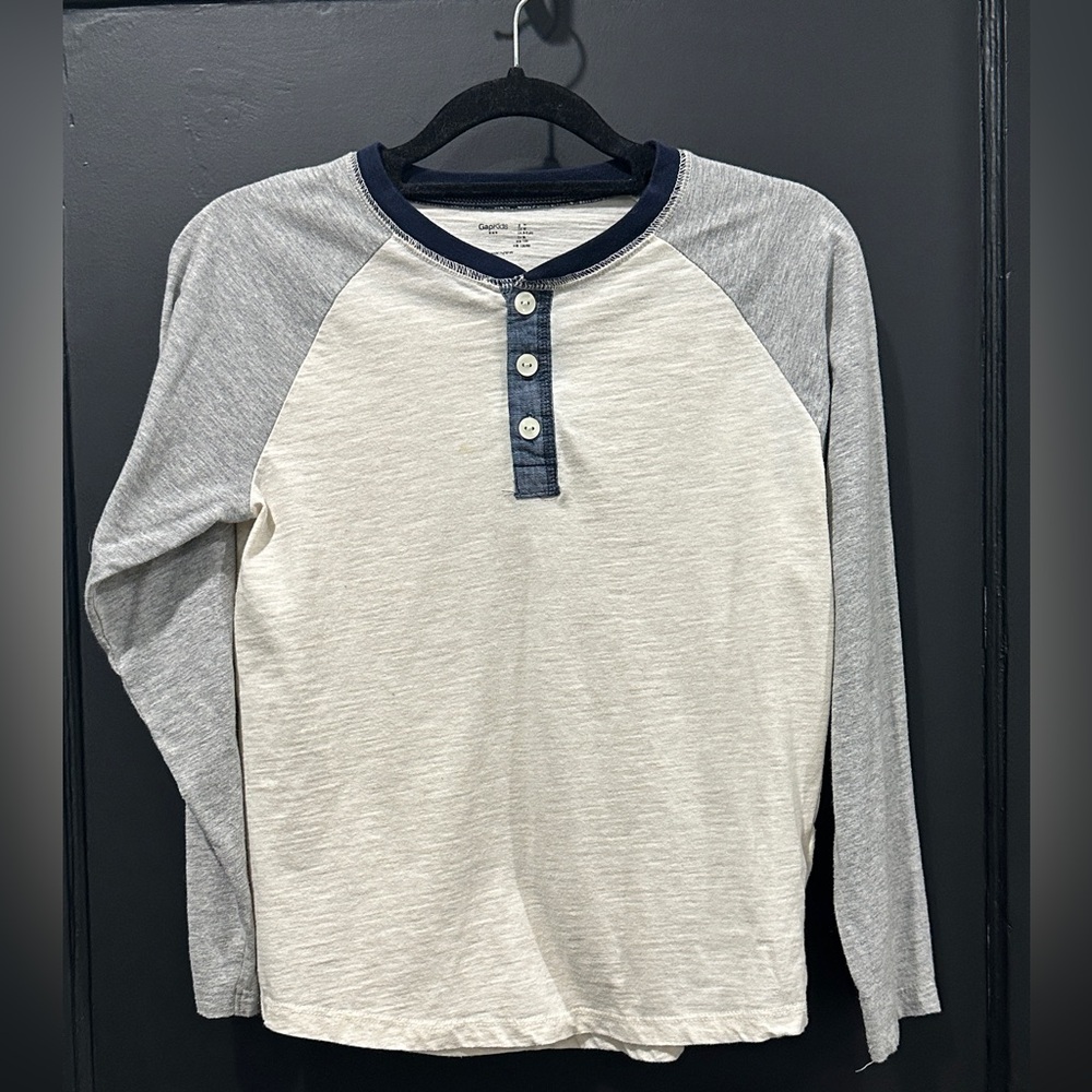 GAP Kids Long Sleeve Henley Tee in White/Gray - M